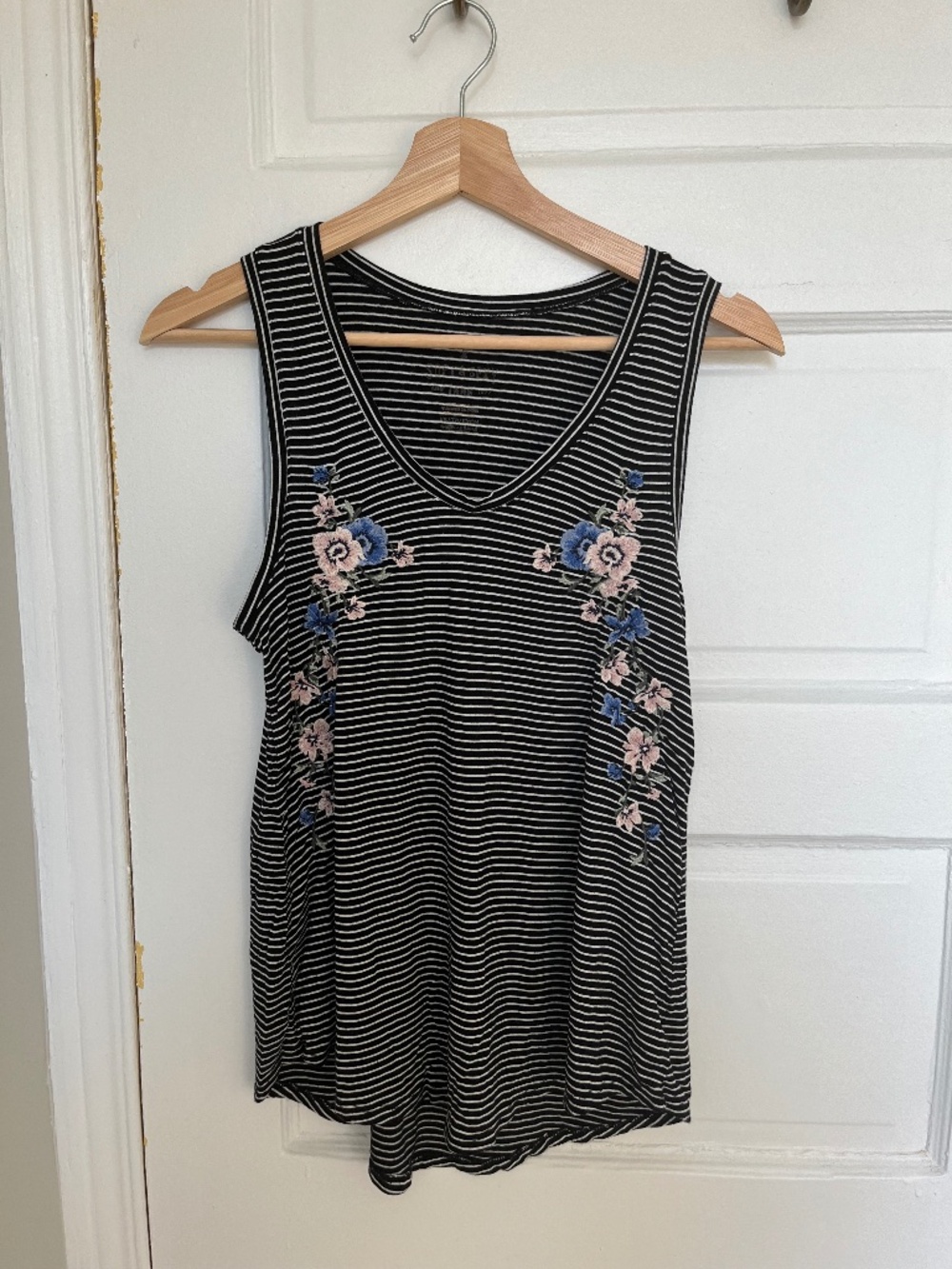 American Eagle Soft & Sexy Striped Floral Embroidered Tank – XS